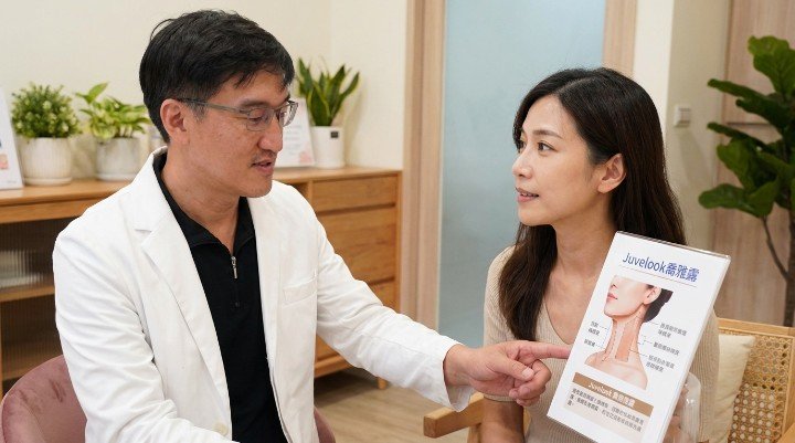 吳紹琥醫師正在診間評估患者使用Juvelook喬雅露的劑量 顯示Juvelook喬雅露治療前後頸部皮膚緊緻度對比 醫美診所內展示Juvelook喬雅露產品的特寫鏡頭