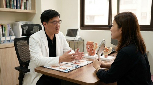 吳紹琥醫師於診間專業講解女性整形自主權 象徵重新掌握美麗與女性整形自主權的意象 醫療環境中強調女性整形自主權的溫馨氛圍 透過對話展現對女性整形自主權的高度尊重