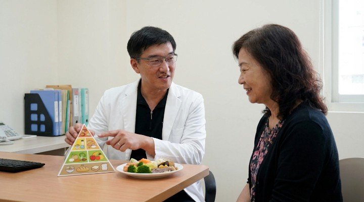 吳紹琥醫師講解如何有效降低體脂的方法 均衡營養飲食餐盤幫助民眾成功降低體脂 透過規律重訓增加代謝並持續降低體脂 測量體組成分析儀掌握個人數據降低體脂 專業醫師諮詢為您量身打造方案降低體脂