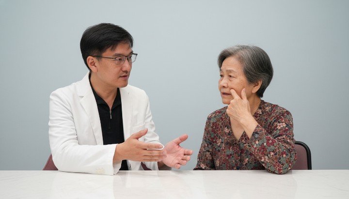 專業醫師於診間詳細說明口服A酸效果 患者諮詢口服A酸療程之醫病互動畫面 特寫口服A酸藥盒與醫囑說明書內容 醫師門診檢查囊腫型痘痘與口服A酸建議